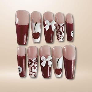 Kirschblüte Drücken Sie auf die Nägel | Rosa und Rot Nagel Set | 3D-Kirsche mit Schleifenanhänger und Lucky 7 Detaillierung | Y2k Stil Nägel