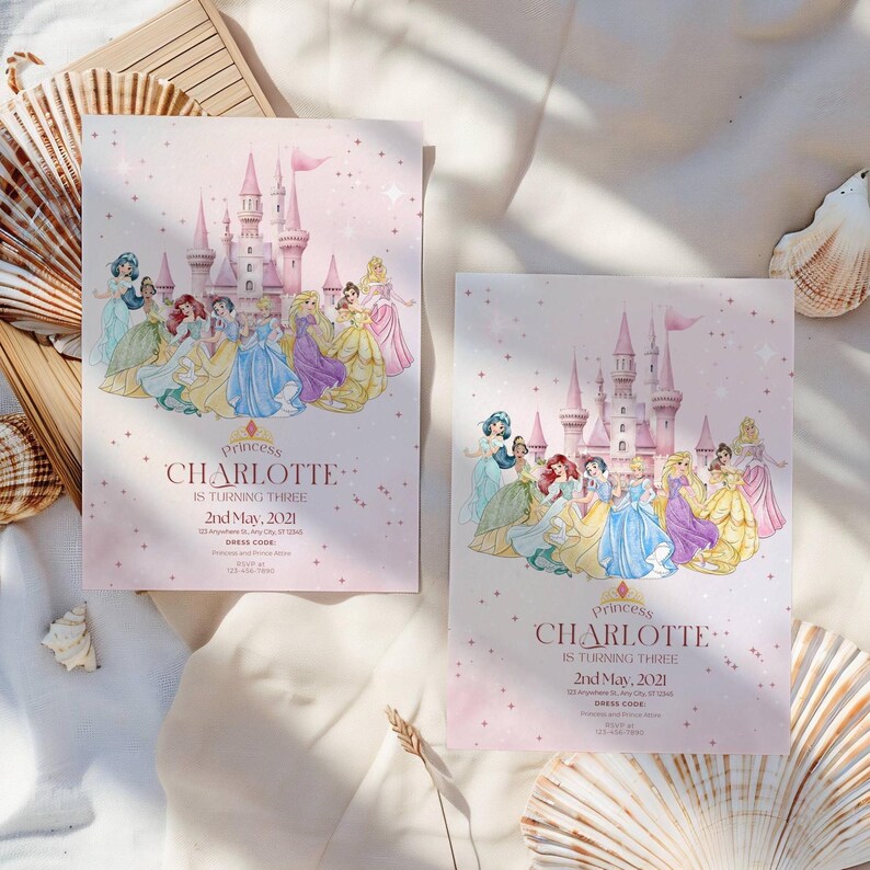 K&ouml;nnte beinhalten: Zwei rosa Geburtstagseinladungen mit Prinzessinnen-Motiv. Jede Einladung zeigt eine Schlossillustration und Prinzessinnen in farbenfrohen Kleidern. Der Text lautet "Princess Charlotte is turning three" und enth&auml;lt das Datum.