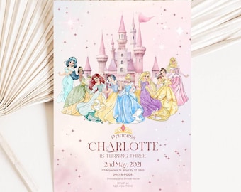 Op de afbeelding: Een roze verjaardagsuitnodiging met een prinsessenthema. Het bevat een kasteel, illustraties van prinsessen en de tekst "Princess CHARLOTTE is turning three." De uitnodiging bevat de datum, het adres en RSVP-details.
