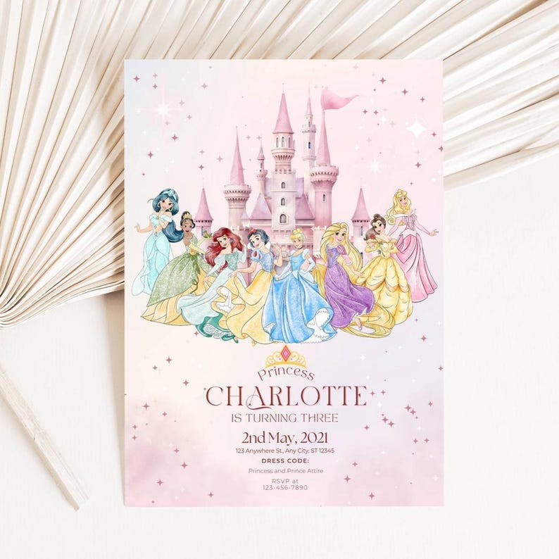 K&ouml;nnte beinhalten: Eine rosa Geburtstagseinladung mit Prinzessinnen-Motiv. Sie zeigt ein Schloss, Illustrationen von Prinzessinnen und den Text "Princess CHARLOTTE is turning three." Die Einladung enth&auml;lt Datum, Adresse und RSVP-Details.