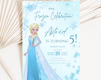 Puede incluir: Una tarjeta de invitación azul claro con el texto "It's a Frozen Celebration! ¡Astrid cumple 5 años!" presenta una ilustración de dibujos animados de una princesa rubia con un vestido azul. La tarjeta incluye detalles de la fiesta.