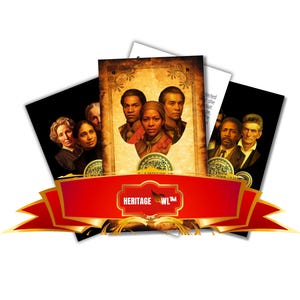 Può includere: Un set di carte con ritratti di personaggi storici. La carta centrale mostra cinque persone, con altre su entrambi i lati. Un banner rosso in basso recita "HERITAGE OWL™". Le carte hanno un aspetto vintage e invecchiato.