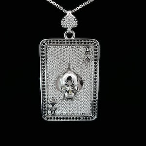 Ace Skull Anhänger mit Moissanit | Black Jack Stil | Massiver Anhänger | Handgemachter Schmuck | Hochwertiger Silber Anhänger
