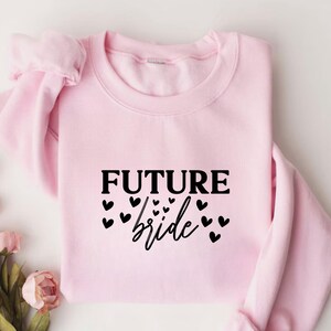未来の花嫁シャツ、花嫁になるシャツ、婚約Tシャツ、ウェディングスウェットシャツ、ブライダルシャワーギフト、未来の奥様シャツ、結婚式準備シャツ