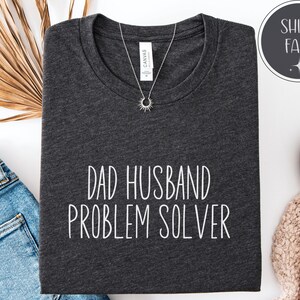 Maglietta "Papà, marito, risolutore di problemi", maglietta divertente per la festa del papà, maglietta in cotone stampata in DTG