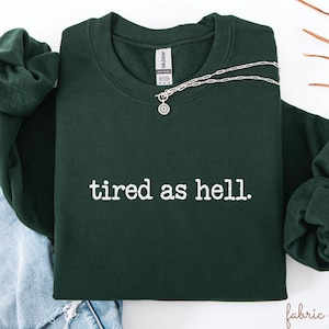 Può includere: Un set di tre tazze in ceramica con finitura opaca e macchiettata. Le tazze sono nei toni del crema, grigio chiaro e grigio scuro. Ogni tazza ha un design semplice e minimalista.