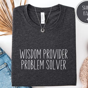 Può includere: Un set di tre tazze in ceramica con finitura opaca e macchiettata. Le tazze sono nei toni del blu, verde e bianco. Ogni tazza ha una forma arrotondata e un design semplice e moderno. Per caffè, tè o altre bevande.