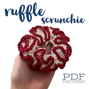 Peut inclure: Un chouchou à volants rouge et blanc fait à la main. Le chouchou est crocheté avec un bord à volants. Le texte "ruffle scrunchie" est en écriture bleu foncé. Le texte "PDF PATTERN" est en police serif.