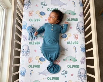 Sábana bajera personalizada con animales marinos para recién nacidos, ropa de cama infantil con nombre personalizado, decoración oceánica para habitación infantil, sábana bajera suave, temática playera de verano.