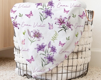 Personalisierte Lila Lilien Blumen Minky Decke, Benutzerdefinierte Name Decke, Neugeborenen Kinderzimmer Dekor, Blumenmuster, Krankenhaus für Zuhause, Geschenk für Baby