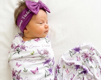 Lila Lilien - Swaddle-Decke: Lilienblumendesign, Kinderzimmerdeko, Feiertags-Blumen-Outfit, Neugeborenenbettwäsche, individueller Name