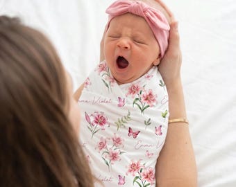 Rosa Lilien - Swaddle-Decke: Florales Design, Kinderzimmerdeko, Feiertags-Outfit, Neugeborenenbettwäsche, individueller Name