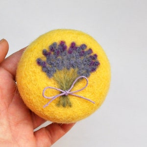 Nadelkissen aus Wolle gelb mit lavendel: perfektes Geschenk für Näherinnen und Quilterinnen