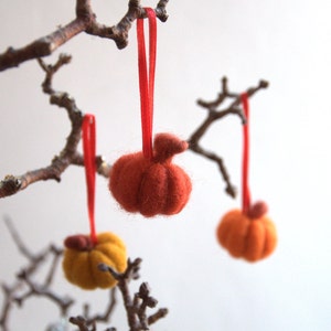 Autumn fall wreath felted Pumpkins acorns Thanksgiving ornament candle ring cottagecore Weddings gift handmade Christmas image 4