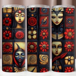Può includere: Tre bicchieri isolati in acciaio inossidabile con un motivo ripetuto di volti stilizzati, fiori rossi e forme geometriche. L'opera d'arte presenta una tavolozza di colori rosso, nero, oro e crema. I bicchieri sono progettati per bevande calde o fredde.