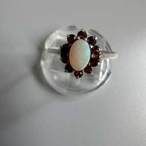 Bague grappe de grenat montée en argent vintage avec centre d&#39;opale