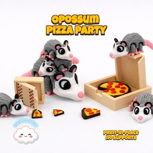 Op de afbeelding: Een verzameling miniatuur opossum beeldjes met pizzapunten en pizzadozen. De opossums zijn grijs met roze staarten en neuzen. De pizza heeft gele kaas en rode pepperoni. De tekst "OPOSSUM PIZZA PARTY" is geel.