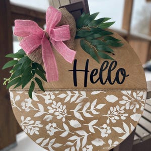 Colgador de puerta de 18&quot; con diseño floral desgastado