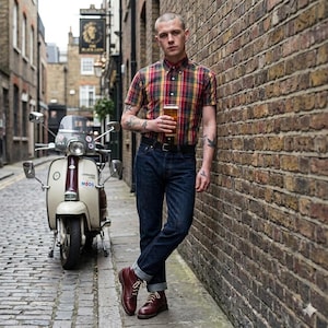 Può includere: Una tazza di ceramica bianca con manico nero e la scritta "But First, Coffee" in nero, in grassetto. La tazza è probabilmente di 325 ml e poggia su una superficie bianca.