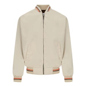 Może przedstawiać: Beżowa kurtka bomberowa z zamkiem błyskawicznym i czarno-pomarańczowymi paskami wzdłuż kołnierza, mankietów i dołu.