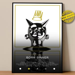 Könnte beinhalten: Ein gerahmtes Poster mit einer schwarzen und silbernen Teufelskopfskulptur und einer goldenen Krone. Das Poster zeigt den Text "BORN SINNER" und eine Liste von Titeln. Ein "HIGH QUALITY" Aufkleber befindet sich in der oberen rechten Ecke.