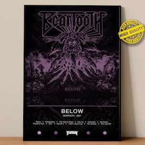 Puede incluir: Un póster negro con el nombre de la banda "Beartooth" en morado, con una ilustración gótica con calaveras y una figura. El póster incluye el título del álbum "Below" y una lista de títulos de canciones. Una pegatina de "High Quality" está a la derecha.