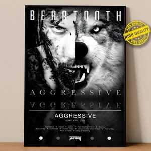 Puede incluir: Póster enmarcado en blanco y negro con una imagen dividida de un hombre y un lobo. El póster muestra el nombre de la banda "BEARTOOTH" y el título del álbum "AGGRESSIVE". El póster también incluye la lista de canciones del álbum y el año 2016.