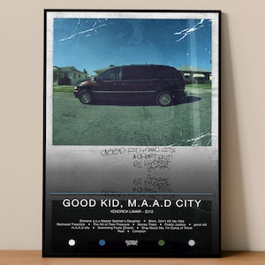 Puede incluir: Un póster enmarcado con una fotografía de una furgoneta oscura estacionada en una calle. El póster incluye el texto "GOOD KID, M.A.A.D CITY" de Kendrick Lamar, con una lista de títulos de canciones y el año 2012.