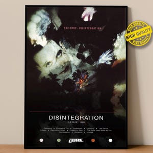 Könnte beinhalten: Ein gerahmtes Poster für das Album "Disintegration" von The Cure aus dem Jahr 1989. Das Kunstwerk zeigt ein dunkles, surreales Bild mit einem Gesicht und floralen Elementen. Das Poster hat den Albumtitel und den Bandnamen oben und unten, mit einer Liste von Songs. Ein "High Quality"-Aufkleber befindet sich in der oberen rechten Ecke.