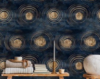 Papel pintado geométrico azul marino con círculos concéntricos en tono dorado.