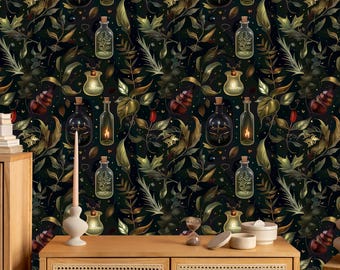 Può includere: Un motivo di carta da parati floreale verde scuro e oro con un design ripetitivo di bottiglie, foglie e fiori. Le bottiglie sono in vetro trasparente con un tappo dorato e contengono un liquido luminoso.