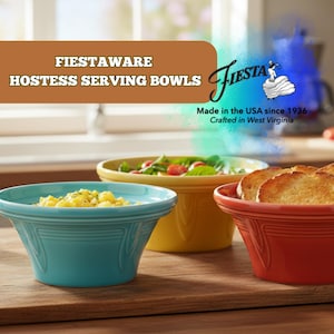 Puede incluir: Tres cuencos de servicio Fiesta Hostess en turquesa, amarillo y rojo, cada uno lleno de comida. Los cuencos están sobre una superficie de madera. El texto de la imagen dice "Fiestaware Hostess Serving Bowls" y "Made in the USA since 1936, Crafted in West Virginia."