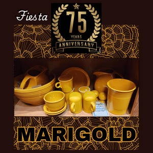 Pode incluir: Uma coleção de louça Fiestaware na cor Marigold. O conjunto inclui um jarro, tigelas, canecas e um açucareiro. O logotipo da Fiestaware é visível no açucareiro. O texto "Fiesta 75 Years Anniversary" é visível em um emblema dourado.