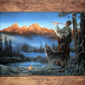 Puede incluir: Un hombre nativo americano con vestimenta tradicional toca una flauta mientras está de pie en un bosque con un lobo aullando a la luna. La escena se desarrolla con un fondo de montañas y un cielo estrellado.