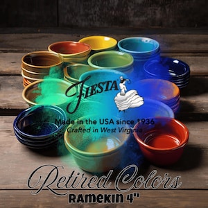 Puede incluir: Una colección de ramequines Fiesta de 10 cm en varios colores retirados. La imagen incluye ramequines en tonos de azul, rojo, amarillo, verde y marrón. El texto en la imagen dice "Fiesta", "Made in the USA since 1936", "Crafted in West Virginia", "Retired Colors" y "RAMEKIN 4".