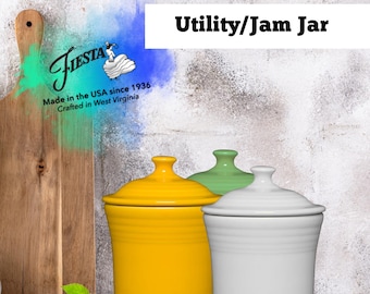 Pode incluir: Três potes de cerâmica utilitários/de geleia em amarelo, verde e branco. O pote amarelo está em primeiro plano. Os potes têm tampas e estão sobre uma superfície branca. A imagem inclui o texto "Fiesta" e "Utility/Jam Jar".