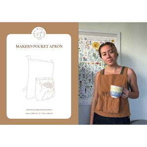 Op de afbeelding: Een vrouw draagt een bruine schort met twee voorzakken en houdt een mok vast. De schort maakt deel uit van een naaipatroon met de titel "Maker's Pocket Apron". Het patroon is voor maten 1-5, met borstmaten van 79cm tot 180cm. Een bloemenprint is zichtbaar.