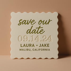 Pode incluir: Anúncio de casamento quadrado, branco sujo, com borda ondulada. O texto "save our date" está em fonte cursiva, com a data "09.14.24" abaixo. Os nomes "LAURA • JAKE" e o local "MALIBU, CALIFORNIA" também estão incluídos.