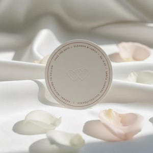 Runt "Save the Date"-kort i boktryck, rundat bomullspapper med design