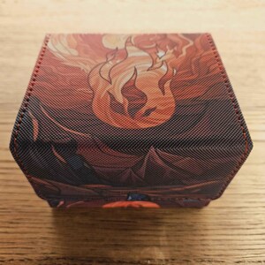 Feuerrot - Deck Box für Sammelkartenspiele, TKG, EDH, Kommandant, LKG, DnD Spell Cards, Würfeln und Countern - 100 doppelhülleige Karten!
