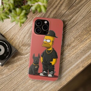 Puede incluir: Una funda roja para iPhone con una imagen de dibujos animados de un personaje amarillo que lleva una camisa negra, un sombrero negro y una cadena de oro. El personaje está de pie junto a un perro negro.