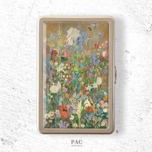 Op de afbeelding: Een rechthoekige metalen houder met een goudkleurig frame voorzien van een levendige, gedetailleerde illustratie van een dichte weide met wilde bloemen. Het kunstwerk toont diverse kleurrijke bloemen, groen blad en kleine vlinders op een gouden achtergrond.
