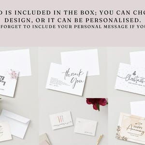 Op de afbeelding: Verscheidenheid aan wenskaarten met diverse ontwerpen, waaronder "Happy Birthday", "Thank You" en "Merry Christmas". De kaarten worden getoond met enveloppen, een kopje koffie en koekjes. De tekst op de afbeelding luidt: "Er zit een kaart in de doos; je kunt een ontwerp kiezen of het personaliseren."