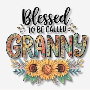 Könnte beinhalten: Ein farbenfrohes Grafikdesign mit dem Text "Blessed to be called Granny" in schwarzen Buchstaben. Die Buchstaben sind mit einem floralen Muster gefüllt und von Sonnenblumen umgeben.