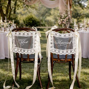 以下が含まれることがあります： 黒い持ち手と「But First, Coffee」の太字の黒い文字が入った白いセラミックマグカップ。マグカップはぼやけた背景に置かれており、居心地の良い環境を示唆しています。