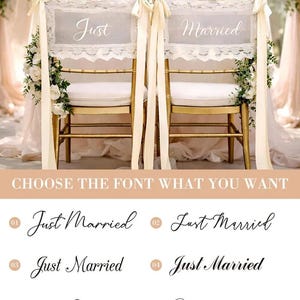 Puede incluir: Dos sillas doradas decoradas para una boda, con cojines blancos y detalles florales. Cada silla tiene un letrero que dice "Just" y "Married" en una elegante escritura. La imagen tambi&eacute;n muestra opciones de fuente.
