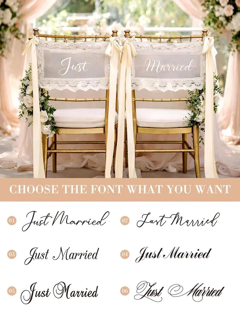 Puede incluir: Dos sillas doradas decoradas para una boda, con cojines blancos y detalles florales. Cada silla tiene un letrero que dice "Just" y "Married" en una elegante escritura. La imagen tambi&eacute;n muestra opciones de fuente.