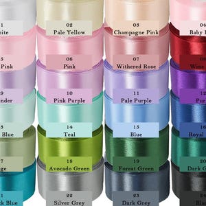 Puede incluir: Una colecci&oacute;n de cintas de raso en varios colores, incluyendo blanco, amarillo p&aacute;lido, rosa champ&aacute;n, rosa beb&eacute;, rosa p&aacute;lido, rosa, rosa marchito, rojo vino, lavanda, morado rosa, morado p&aacute;lido, p&uacute;rpura, azul beb&eacute;, turquesa, azul, azul real, salvia, verde aguacate, verde bosque, verde oscuro, azul pavo real, gris plata, gris oscuro y negro. Cada cinta est&aacute; numerada.