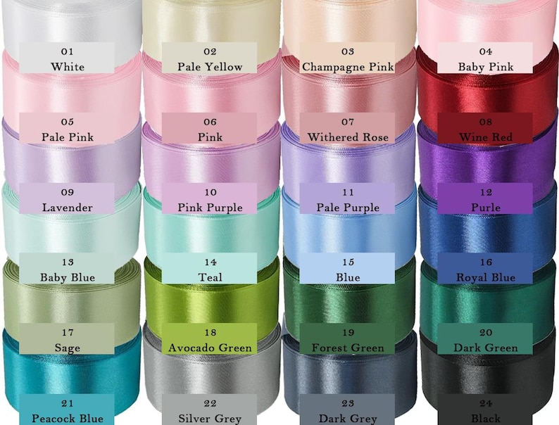 Puede incluir: Una colecci&oacute;n de cintas de raso en varios colores, incluyendo blanco, amarillo p&aacute;lido, rosa champ&aacute;n, rosa beb&eacute;, rosa p&aacute;lido, rosa, rosa marchito, rojo vino, lavanda, morado rosa, morado p&aacute;lido, p&uacute;rpura, azul beb&eacute;, turquesa, azul, azul real, salvia, verde aguacate, verde bosque, verde oscuro, azul pavo real, gris plata, gris oscuro y negro. Cada cinta est&aacute; numerada.