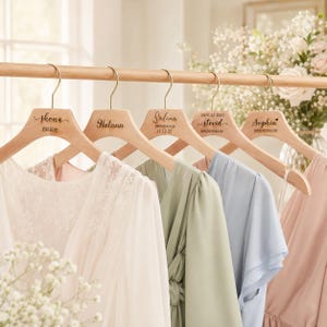 Perchas de madera personalizadas para bodas, ideales como regalos para la novia, las damas de honor y las niñas de las flores.